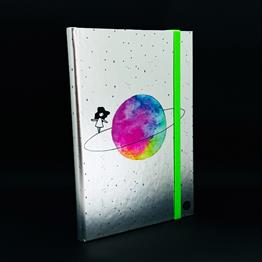 Satürnlü Kız Tasarımlı Metal Kapaklı Lastikli Defter