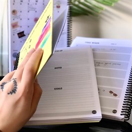 Satürünlü Kız Gökkuşağı Tasarımlı Sert Kapaklı Lastikli Sprelli Tarihsiz Akademik Haftalık Planlayıcı