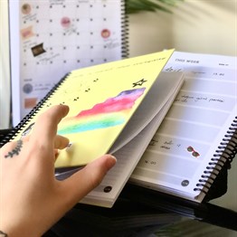 Satürünlü Kız Gökkuşağı Tasarımlı Sert Kapaklı Lastikli Sprelli Tarihsiz Akademik Haftalık Planlayıcı