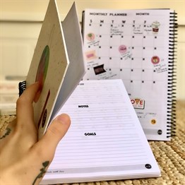Satürünlü Kız Tasarımlı Sert Kapaklı Lastikli Sprelli Tarihsiz Akademik Haftalık Planlayıcı	
