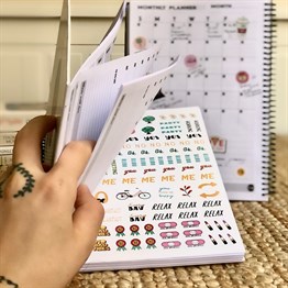 Satürünlü Kız Tasarımlı Sert Kapaklı Lastikli Sprelli Tarihsiz Akademik Haftalık Planlayıcı	