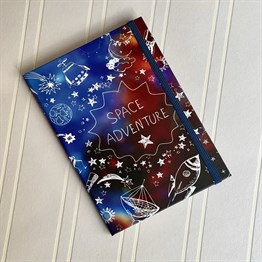 Space Adventure Tasarımlı Lastikli Defter