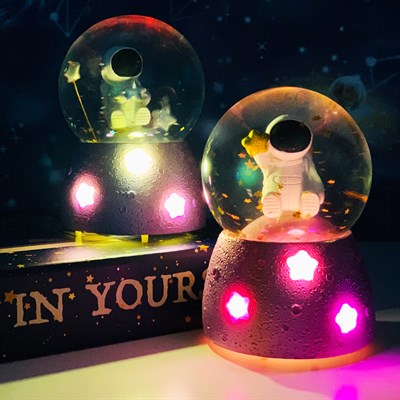 Space Orta Boy Işıklı Kar Küresi