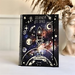Space Roket Tasarımlı Sert Kapaklı Lastikli Sprelli Tarihsiz Akademik Haftalık Planlayıcı