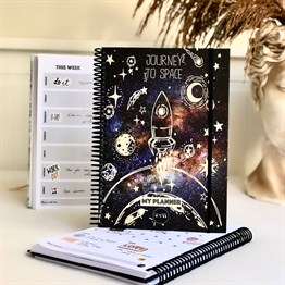 Space Roket Tasarımlı Sert Kapaklı Lastikli Sprelli Tarihsiz Akademik Haftalık Planlayıcı
