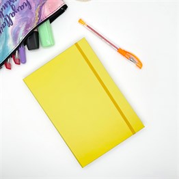 UV Baskıya Uygun Düz Hardal Rengi Tasarımlı Lastikli Defter