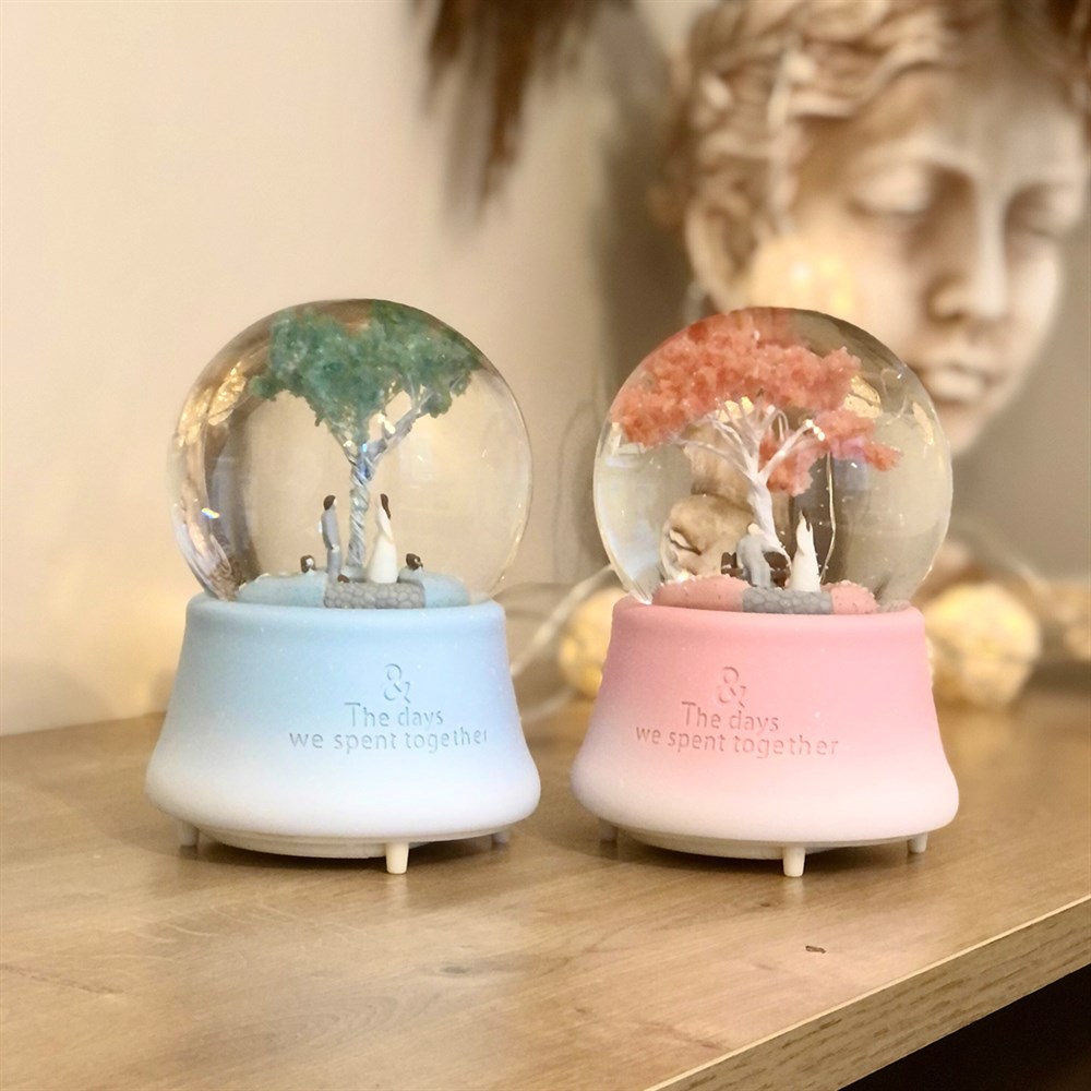 Ağaç Altında Mutlu Sevgililer Toptan