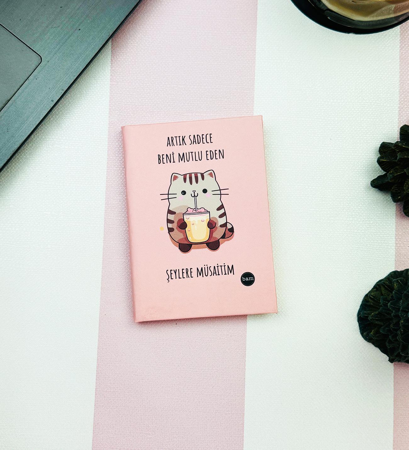 Beni Mutlu Eden Şeylere Müsaitim Tasarımlı Sert Kapaklı Mini Defter