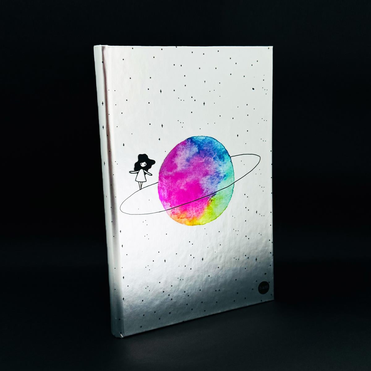 Satürnlü Kız Tasarımlı Metal Kapaklı Lastikli Defter