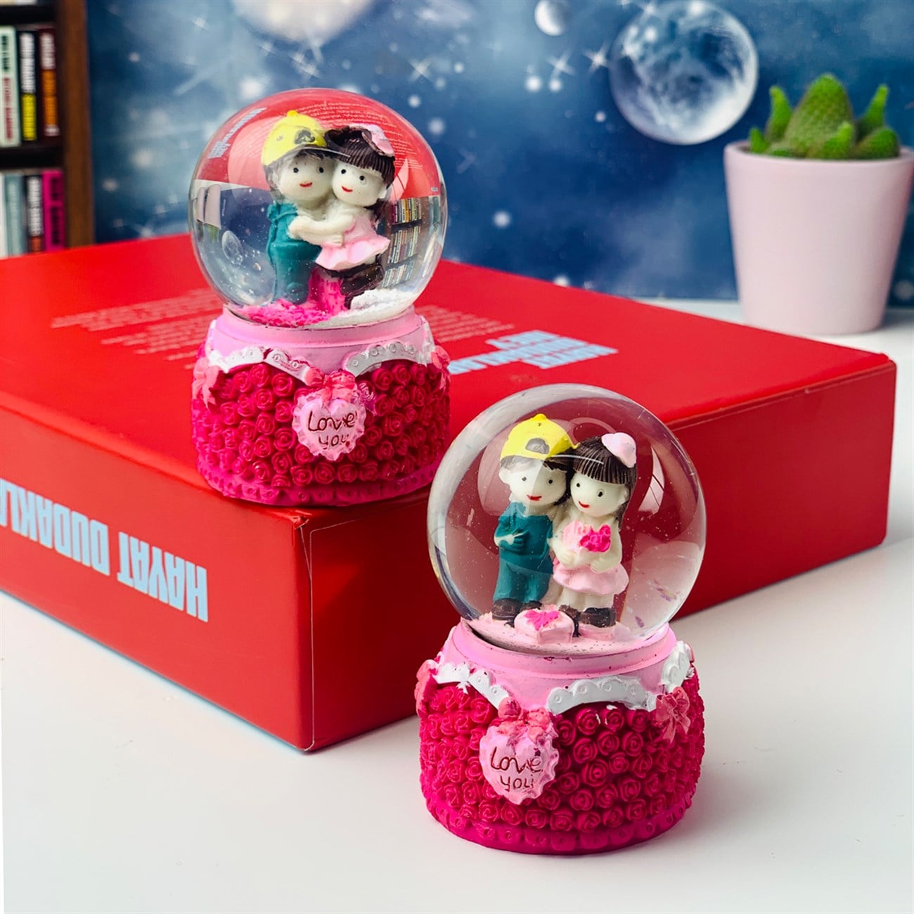 Sevimli Aşıklar Kurdele Tasarımlı Kar Küresi