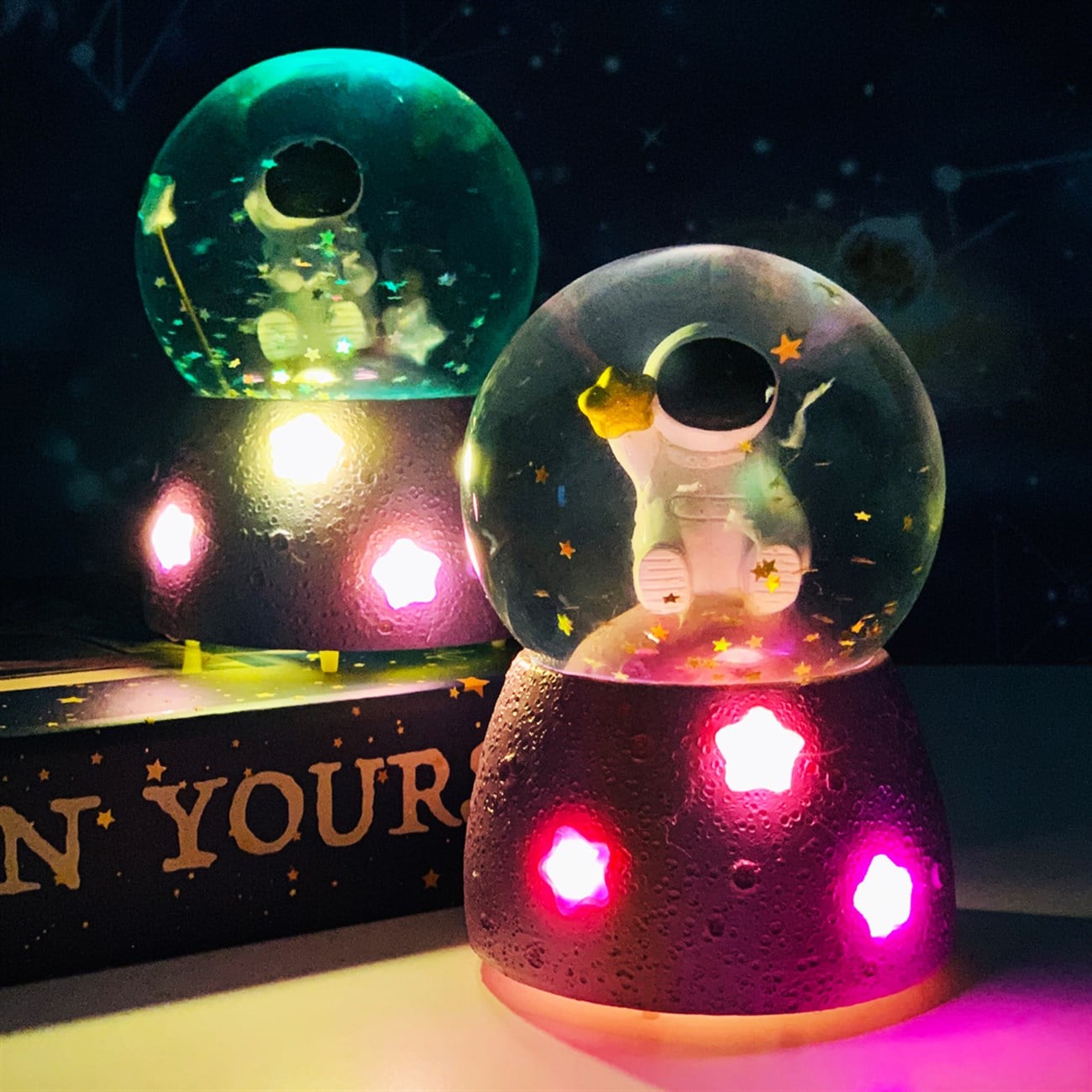 Space Orta Boy Işıklı Kar Küresi