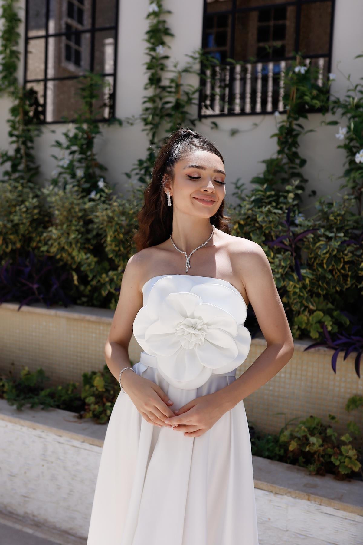 Bella Beyaz Çiçek Tasarımlı Kuyruklu Saten Nikah Nişan Söz Elbisesi