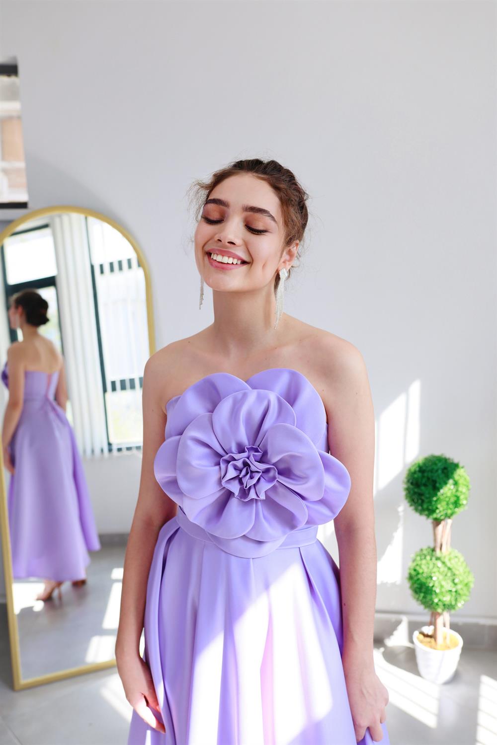 Bella Lila Çiçek Tasarımlı Kuyruklu Midiboy Saten Abiye Elbise
