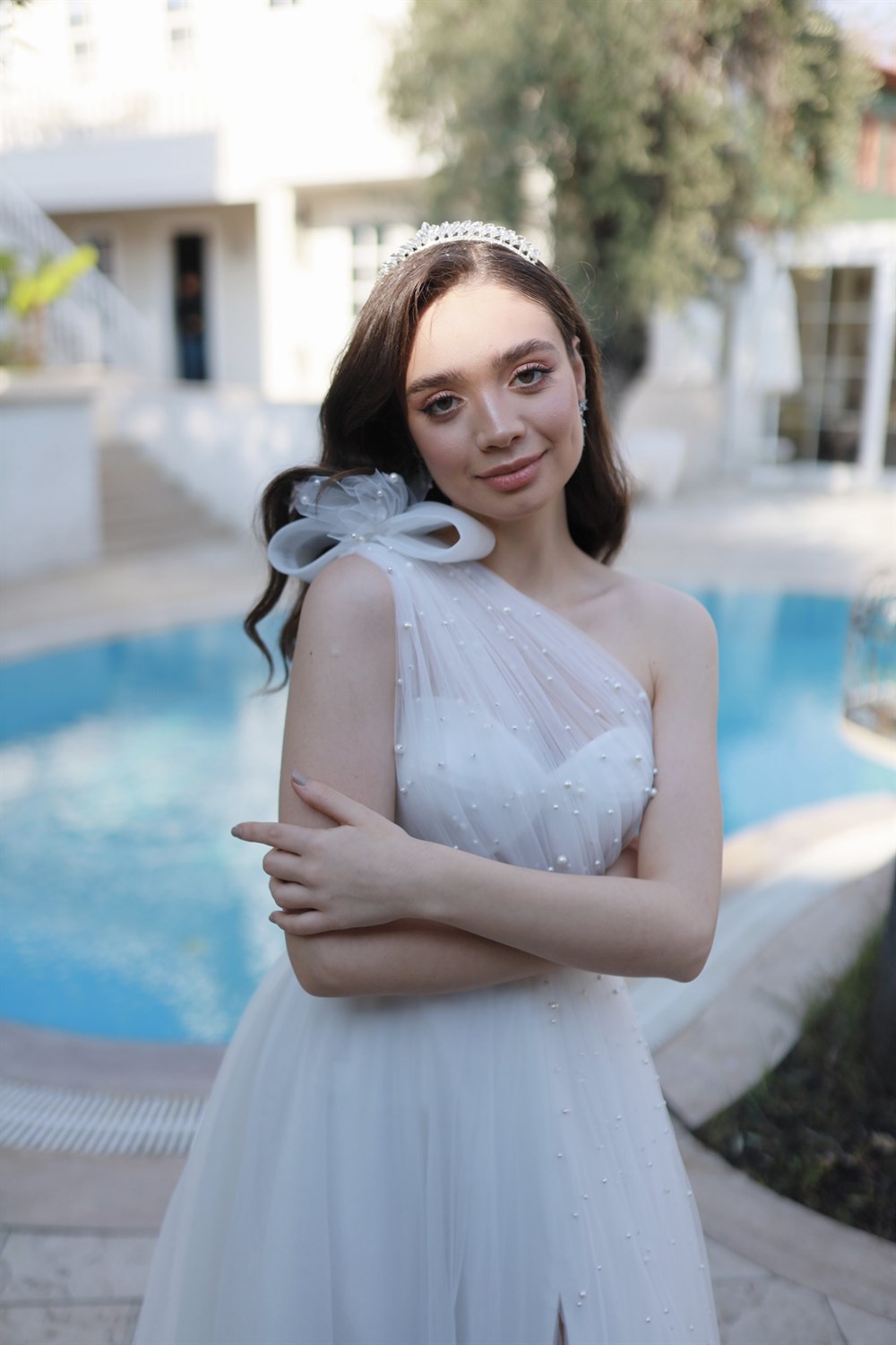 Lavien İncili Beyaz Özel Tasarım Yırtmaçlı Uzun Tül Nikah Elbisesi