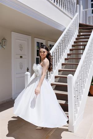 Bella Beyaz Çiçek Tasarımlı Kuyruklu Saten Nikah Nişan Söz Elbisesi