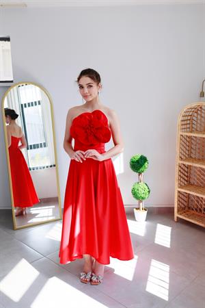 Bella Kırmızı Çiçek Tasarımlı Kuyruklu Midiboy Saten Abiye Elbise
