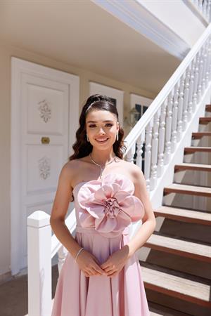 Bella Pudra Pembe Çiçek Tasarımlı Kuyruklu Midiboy Saten Abiye Elbise