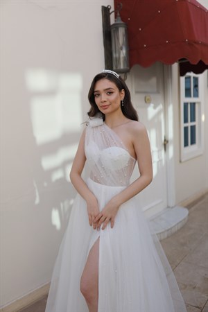 Lavien İncili Beyaz Özel Tasarım Yırtmaçlı Uzun Tül Nikah Elbisesi