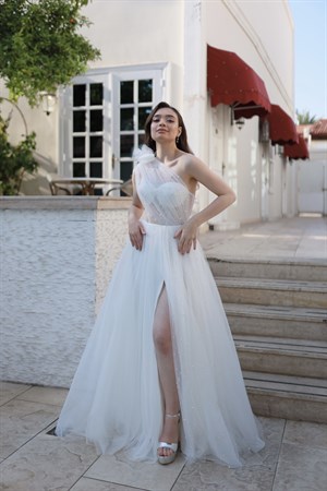 Lavien İncili Beyaz Özel Tasarım Yırtmaçlı Uzun Tül Nikah Elbisesi