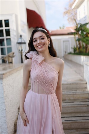 Lavien Pudra Pembe İncili Özel Tasarım Yırtmaçlı Uzun Abiye Elbise