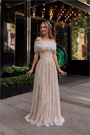 TheElsa | Monica Prenses Bej Maxi Dantel Nişan Nikah ElbisesiRENKLİ DANTEL ELBİSELERMonica Prenses Bej Maxi Dantel Nişan Nikah Elbisesi