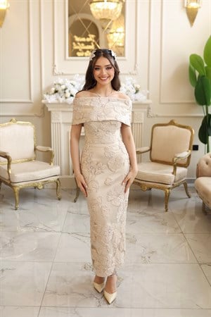 TheElsa | Sindirella Kalem Bej Saten BoleroRENKLİ DANTEL ELBİSELERSindirella Kalem Bej Saten Bolero Çiçekli Özel Tasarım Dantel Abiye Elbise