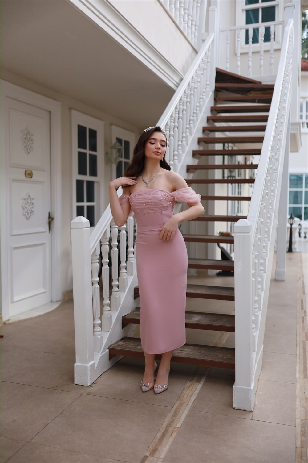 TheElsa | GİYİM | TAKI | Rozalin İncili Pudra Pembe Özel Tasarım Kalem Abiye ElbiseELBİSERozalin İncili Pudra Pembe Özel Tasarım Kalem Abiye Elbise