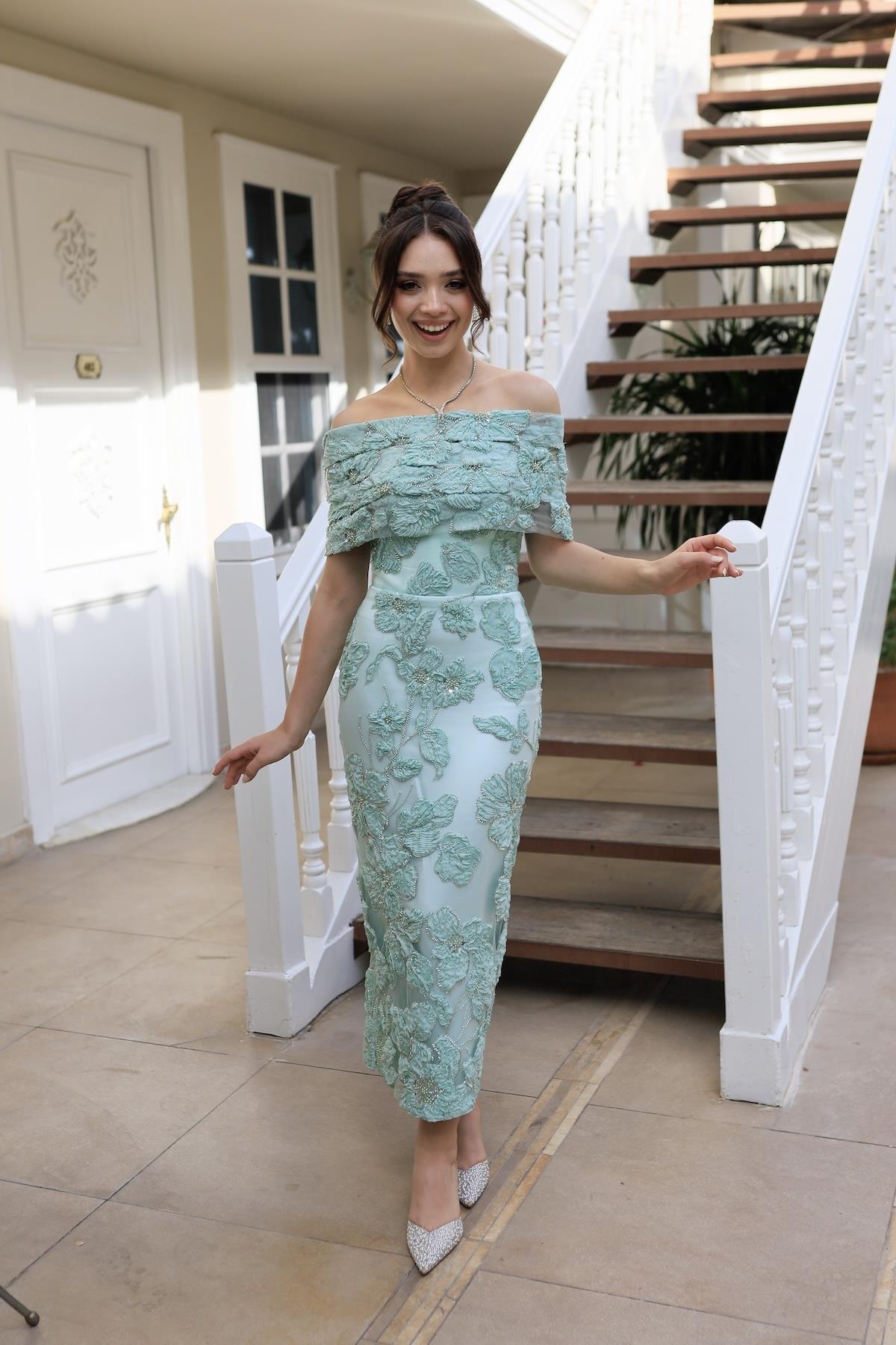 TheElsa | Sindirella Kalem Mint Yeşil Dantel BoleroSİNDİRELLA COLLECTİONSindirella Kalem Mint Yeşil Dantel Bolero Çiçekli Özel Tasarım Dantel Abiye Elbise