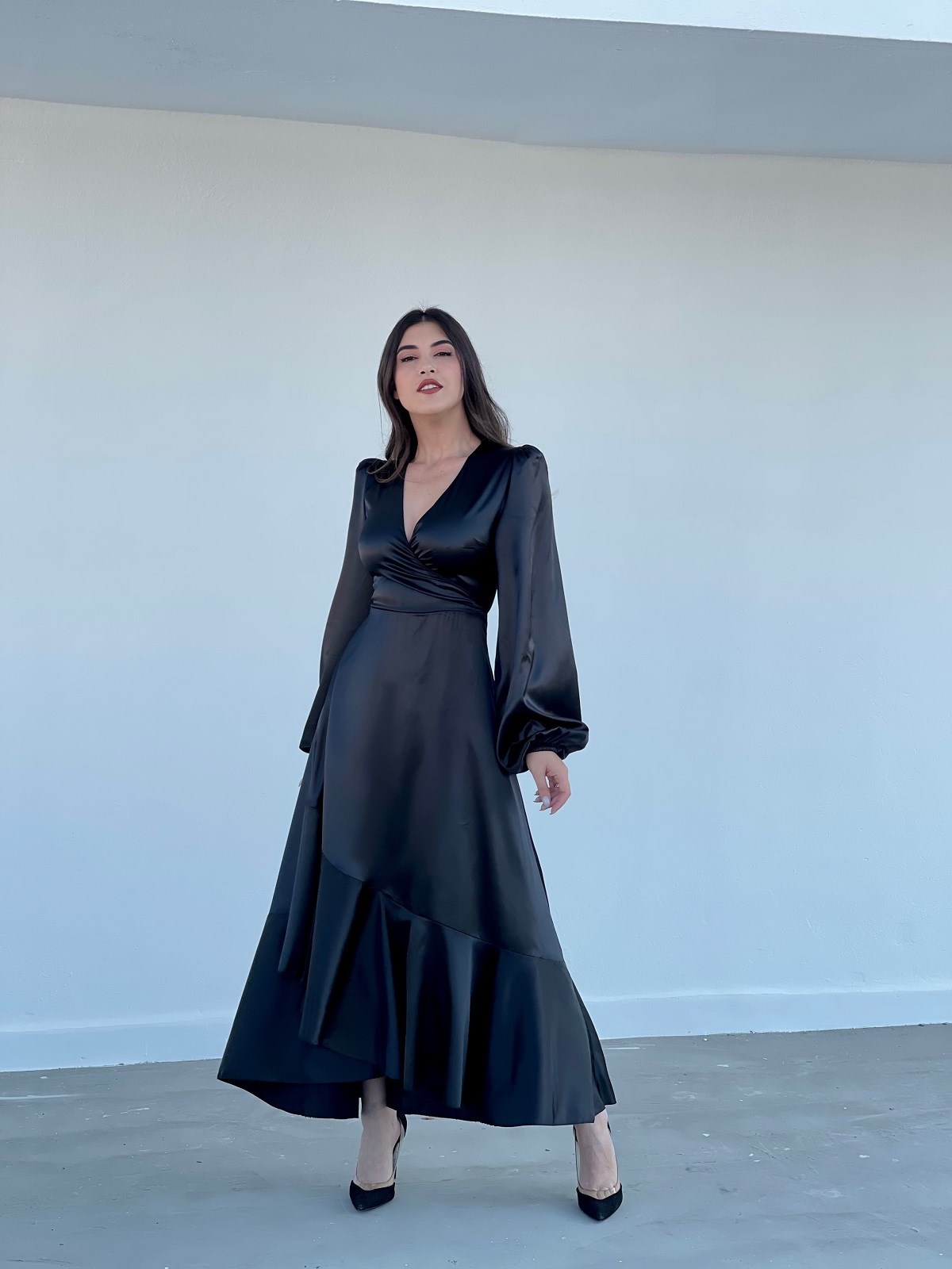 Siyah Fırfırlı Kruvaze Uzun Saten Elbise | TheElsa.com