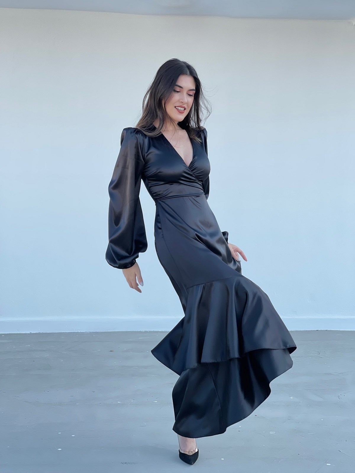 Siyah Fırfırlı Kruvaze Uzun Saten Elbise | TheElsa.com