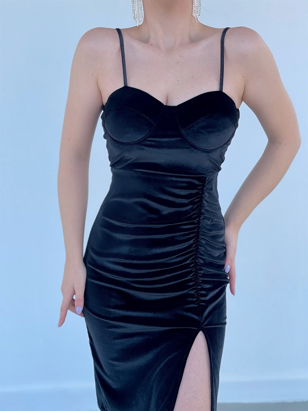 Siyah Kadife İp Askılı Yırtmaçlı Midi Elbise | TheElsa.com