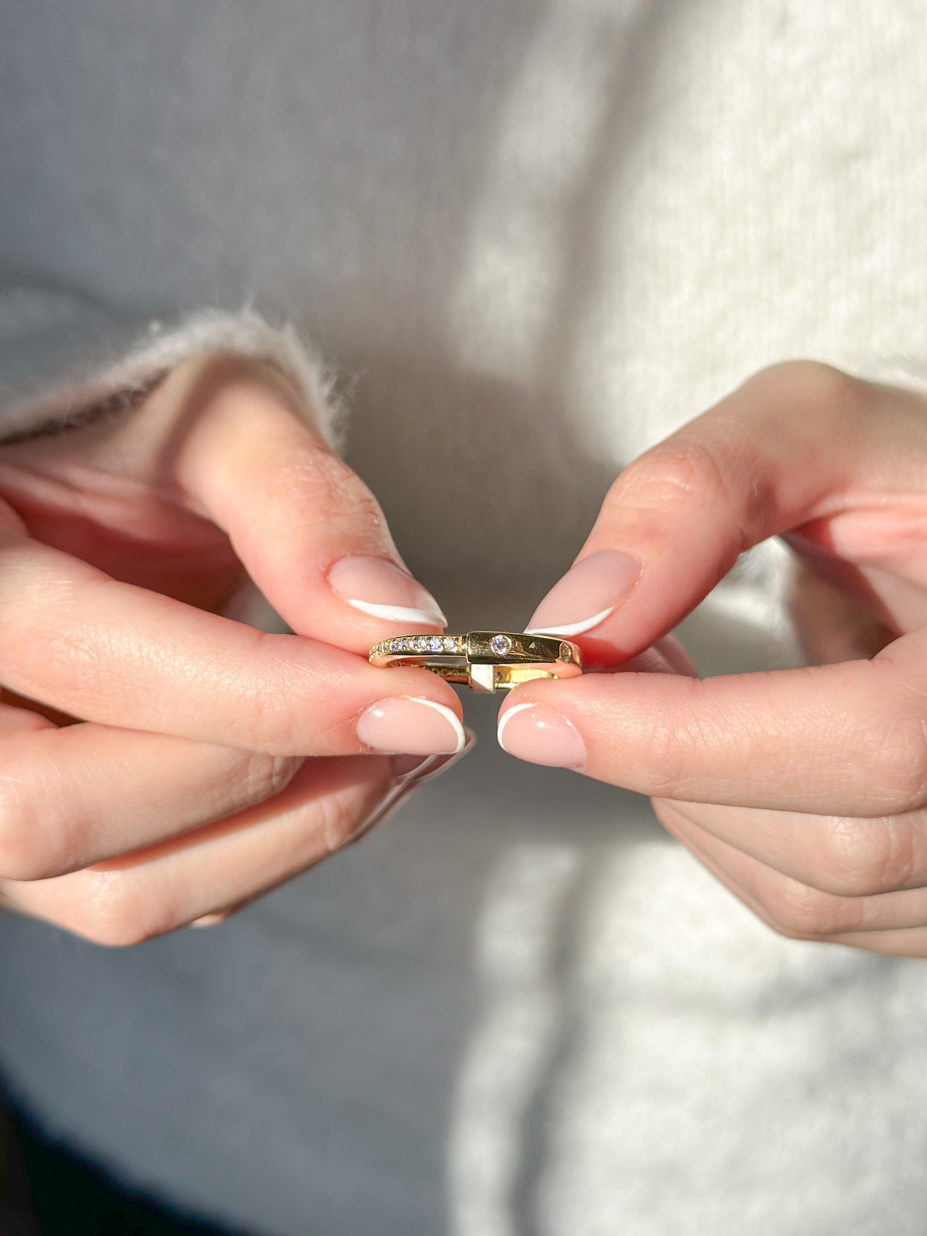 14 Ayar Altın Sıra Taşlı Yüzük