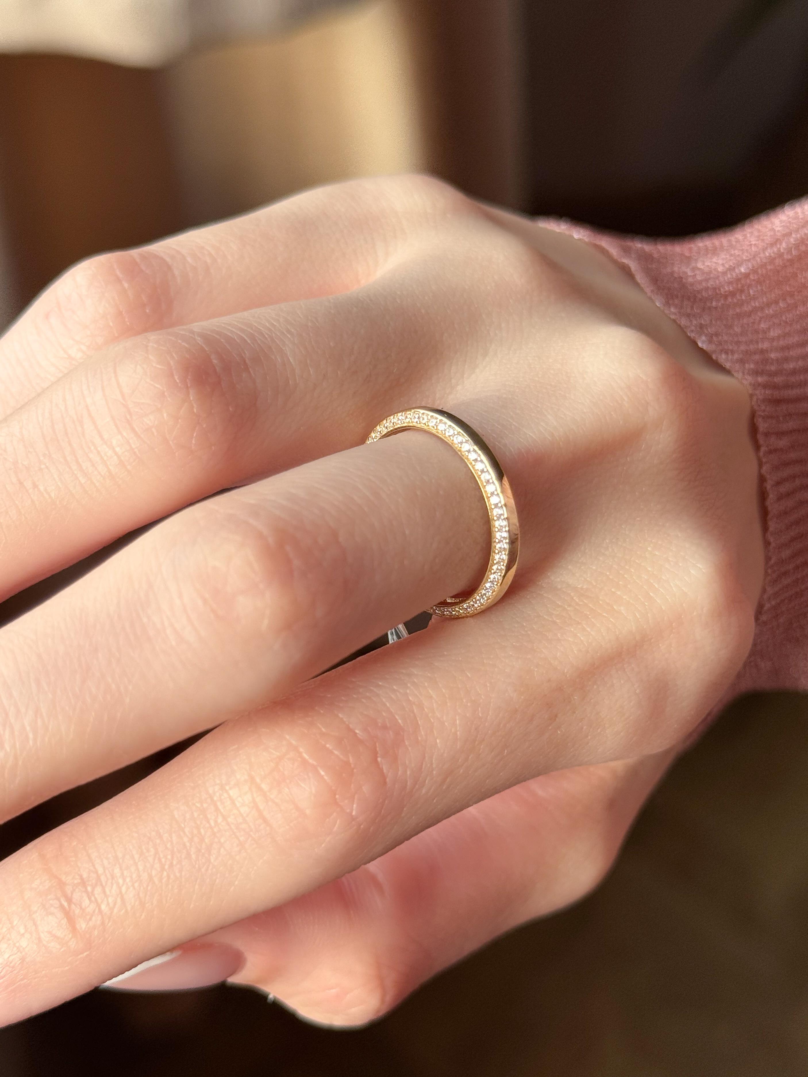 14 Ayar Altın Sıra Taşlı Yüzük