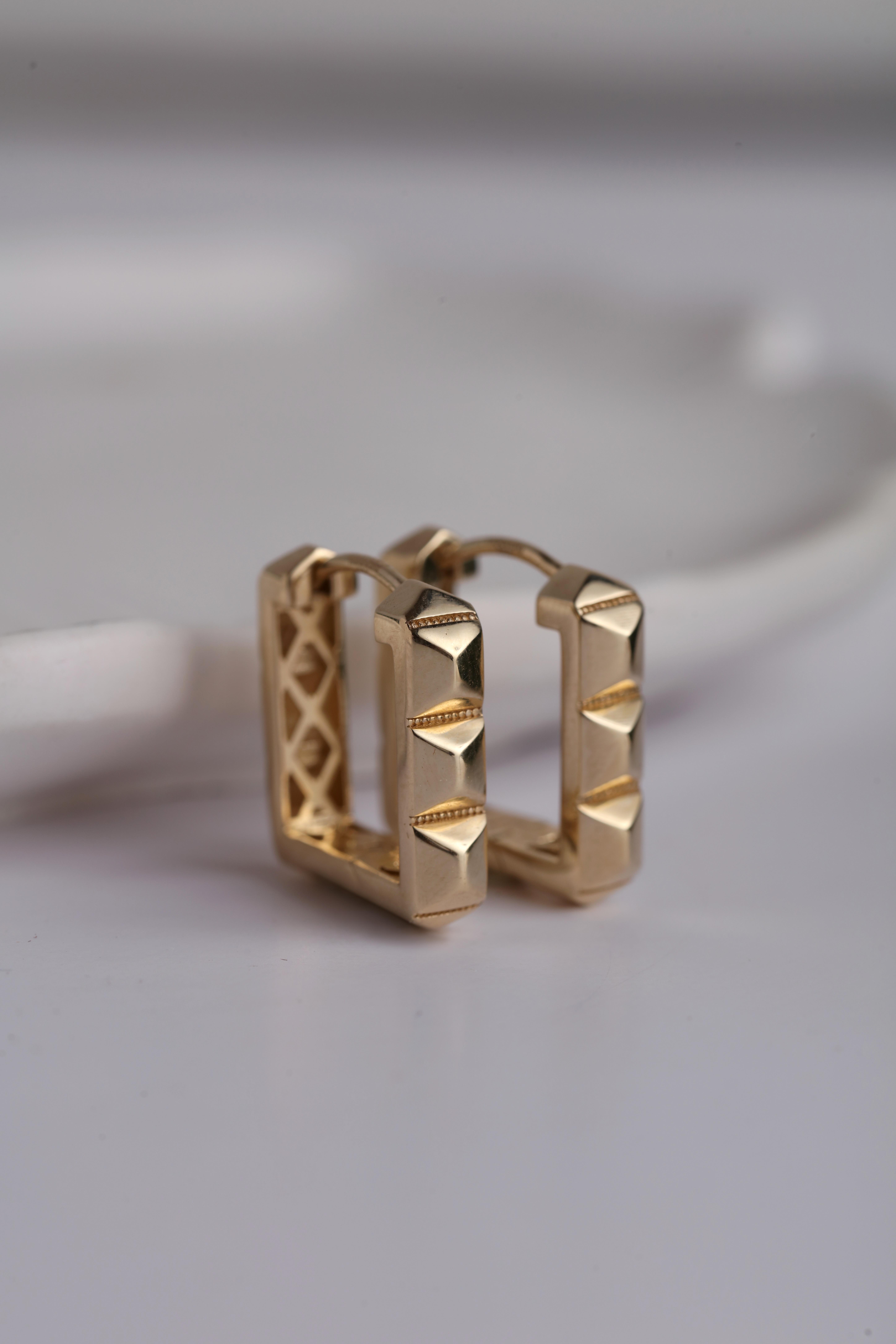  14 Ayar Altın Kare Detay Küpe