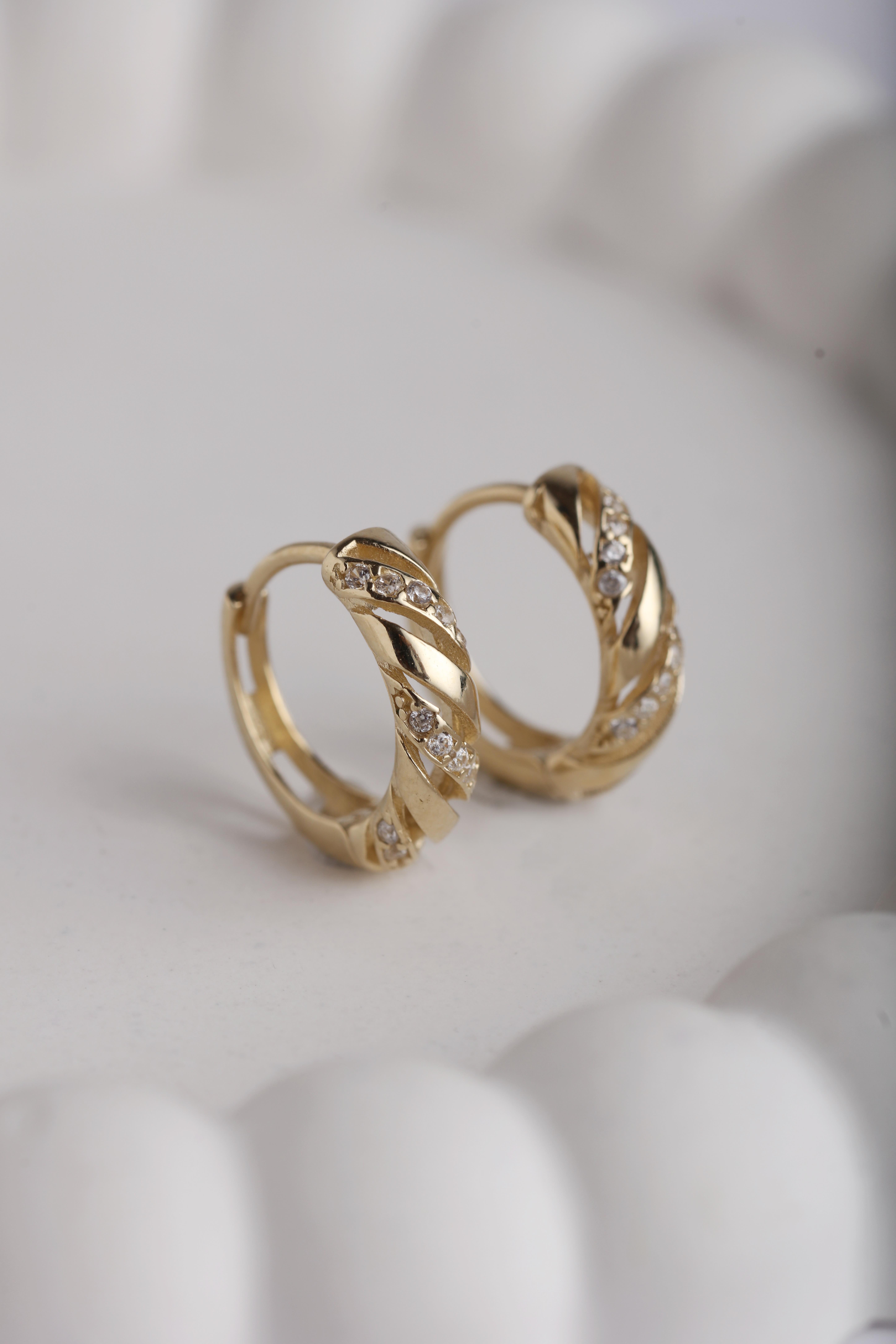  14 Ayar Altın Taş Sarmal Küpe