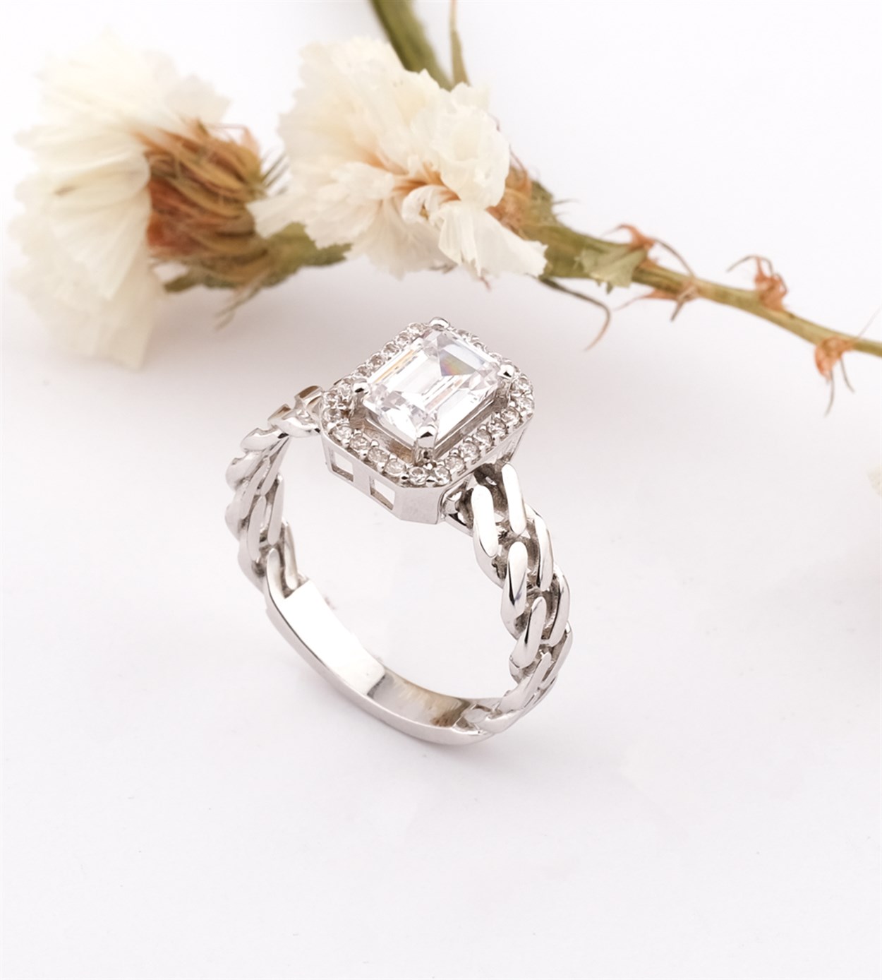 Işıltılı bir başlangıç için JewelinaBurgu Baget Yüzük