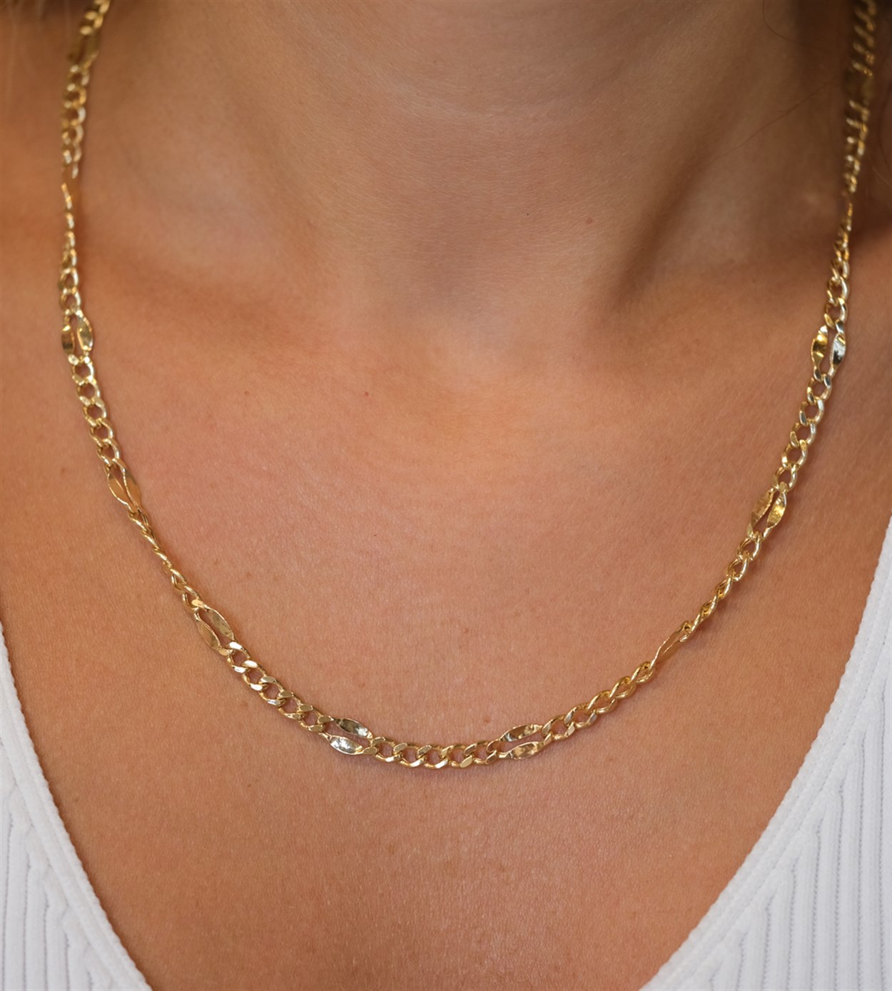Işıltılı bir başlangıç için Jewelina Kolye