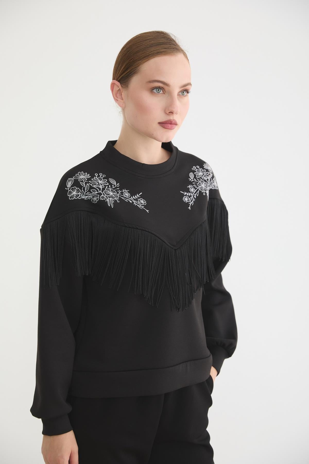 Ön Püsküllü Roba Nakış Detaylı Sweatshırt SİYAH