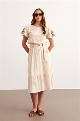 Beli Kuşaklı Kol Nakış Detaylı Elbise TAŞ