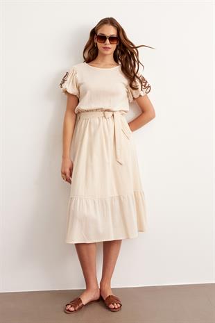 Beli Kuşaklı Kol Nakış Detaylı Elbise TAŞ