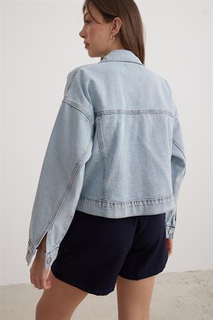 Mavi Geniş Cep Detaylı Kadın Kot Ceket KAR YIKAMA