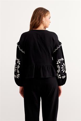 Nakış Detaylı Önü Bağlamalı Müslin Bluz SİYAH