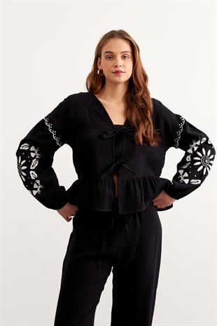 Nakış Detaylı Önü Bağlamalı Müslin Bluz SİYAH