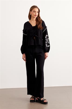 Nakış Detaylı Önü Bağlamalı Müslin Bluz SİYAH