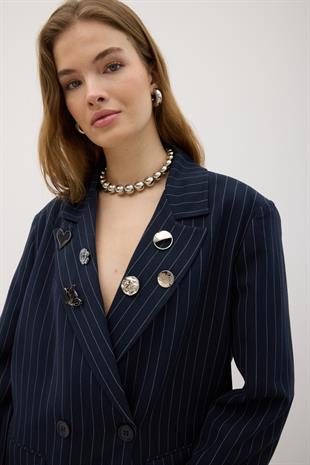 Önü Düğmeli Broş Detaylı Vatkalı Çizgili Blazer Ceket LACİVERT