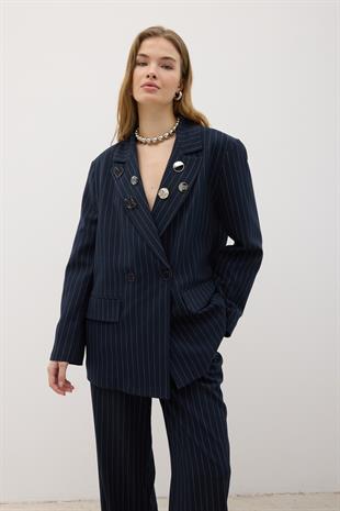 Önü Düğmeli Broş Detaylı Vatkalı Çizgili Blazer Ceket LACİVERT