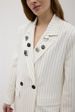 Önü Düğmeli Broş Detaylı Vatkalı Çizgili Blazer Ceket EKRU