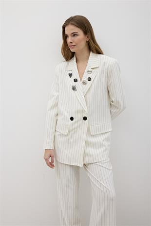 Önü Düğmeli Broş Detaylı Vatkalı Çizgili Blazer Ceket EKRU
