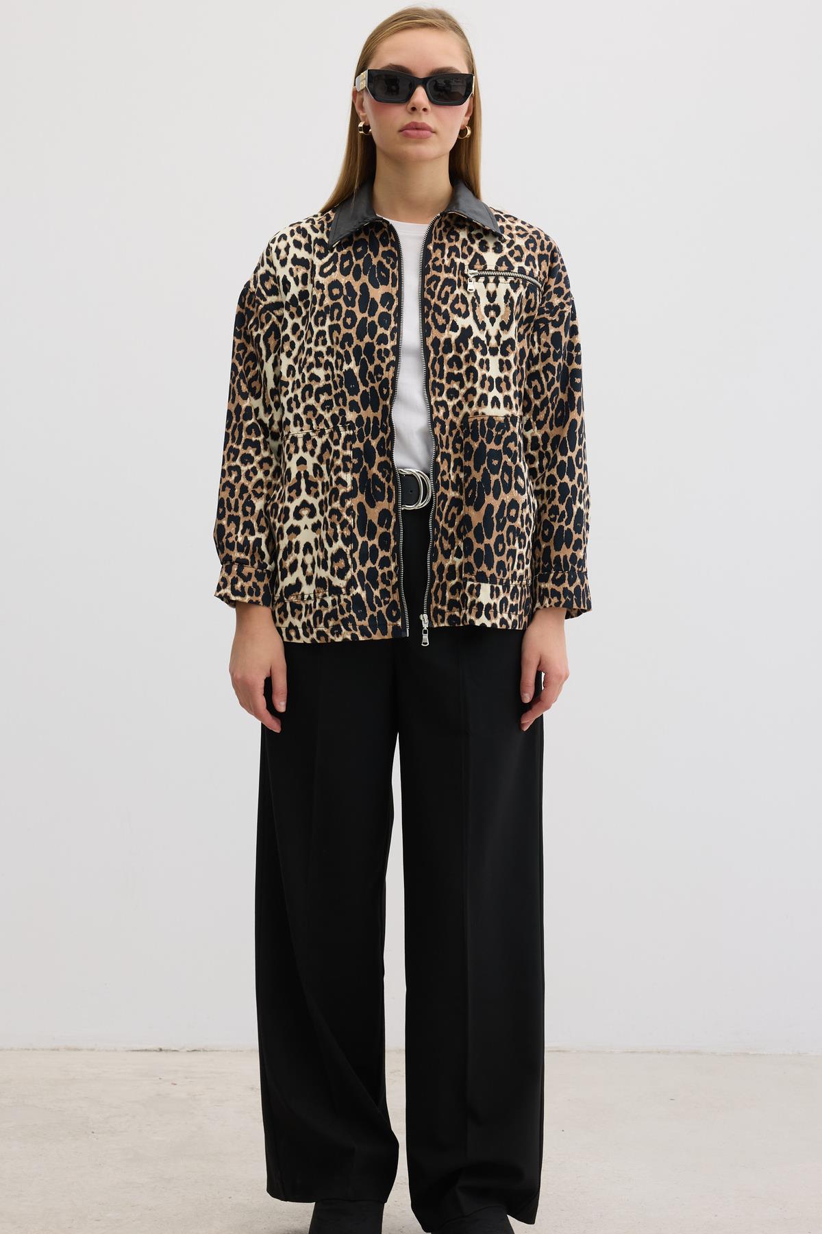M28-5785-506MarkasızMONTKadın Leopar Desenli Yaka Garnili Mont LEOPAR DESENLİ