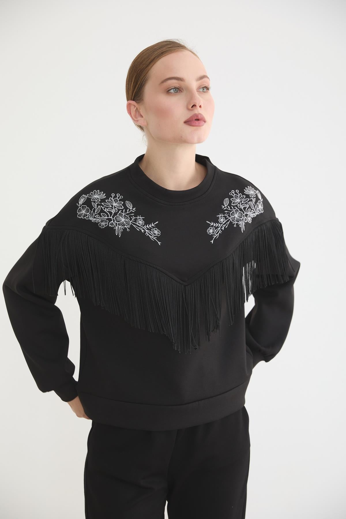 S28-2229-01MarkasızSWEATSHIRTÖn Püsküllü Roba Nakış Detaylı Sweatshırt SİYAH